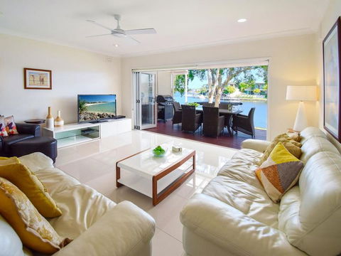 Noosa Entrance Waterfront Resort - Accommodation Resorts 4