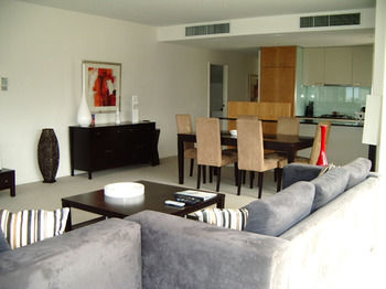 AKOM Docklands - Accommodation Resorts 6