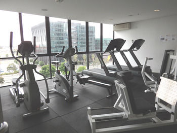 AKOM Docklands - Accommodation Resorts 10