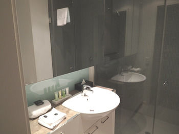 AKOM Docklands - Accommodation Resorts 15