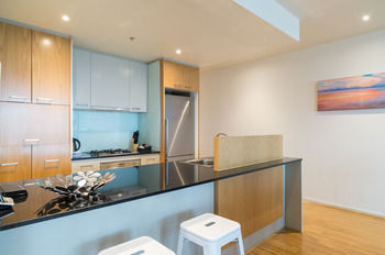 AKOM Docklands - Accommodation Resorts 24