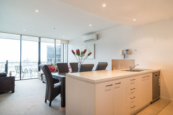 AKOM Docklands - Accommodation Resorts 37