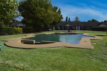 Airport Motel Sir Francis Drake - Accommodation Resorts 24