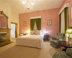 Racecourse Inn - The - Accommodation Resorts 3