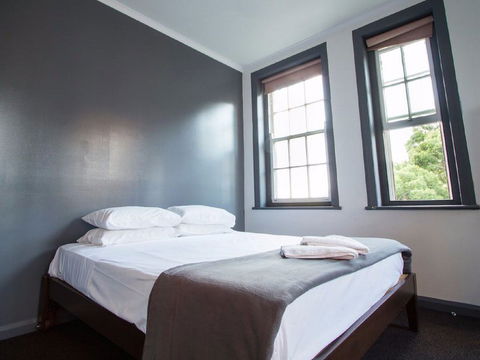 Crown And Anchor Hotel - Accommodation Resorts 2