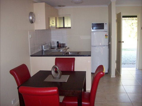 Colonial Inn Guest Rooms - Accommodation Resorts 7