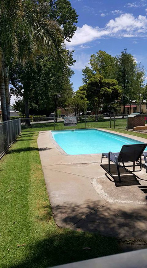 Young Caravan Tourist Park - Accommodation Resorts 2