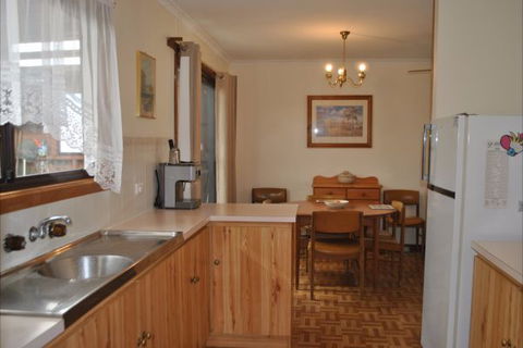 Clinton Cabin - Accommodation Resorts 4