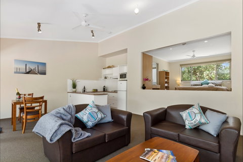 Waterfront Retreat At Wattle Point - Accommodation Resorts 5