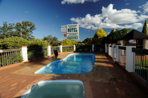 McNevins Warwick Motel And Gunyah Restaurant - Accommodation Resorts 2