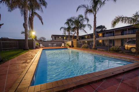 Red Carpet Motel - Accommodation Resorts 1