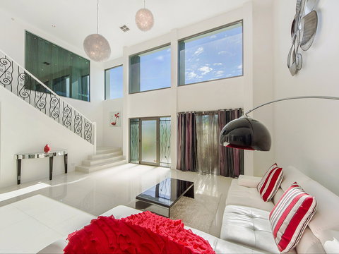 Riviera Waters Broadbeach - Vogue Holiday Homes - Accommodation Resorts 1