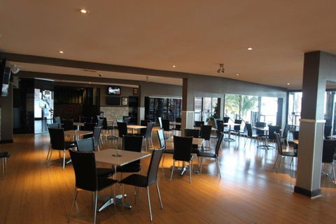 The Beachcomber Hotel - Accommodation Resorts 3