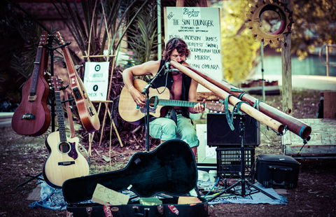 Buskers By The Lake - Accommodation Resorts 0