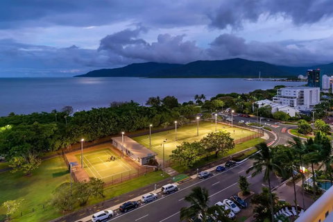 Rydges Esplanade Resort Cairns - Accommodation Resorts 1