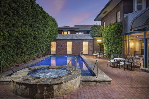 Adelaide Inn - Accommodation Resorts 0
