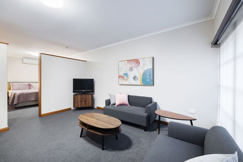 Adelaide Inn - Accommodation Resorts 1