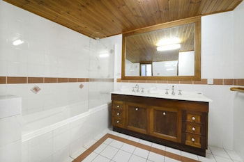 Airlie Getaway - Views - Accommodation Resorts 0