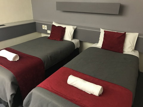 Emerald Central Hotel - Accommodation Resorts 5