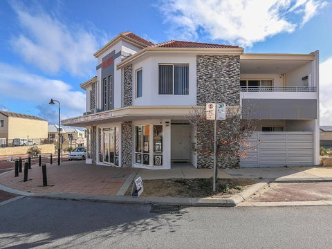 Rose Hotel Clarkson - Accommodation Resorts 1