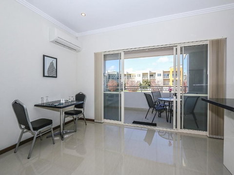 Rose Hotel Clarkson - Accommodation Resorts 5