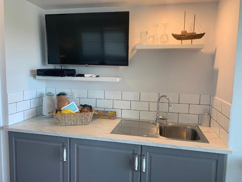 B & B On The Water - Accommodation Resorts 2