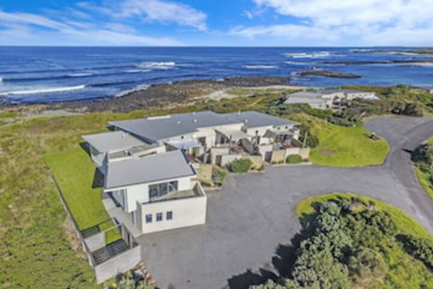HEARNS BEACHSIDE VILLA 2 - Accommodation Resorts 0