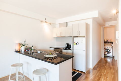 LANCE, 1BDR Melbourne Apartment - Accommodation Resorts 4