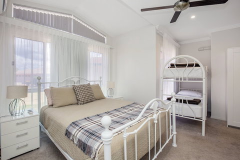 Lakehouse Family Oasis - Accommodation Resorts 5