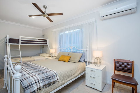 Lakehouse Family Oasis - Accommodation Resorts 1