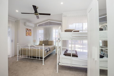 Lakehouse Family Oasis - Accommodation Resorts 4