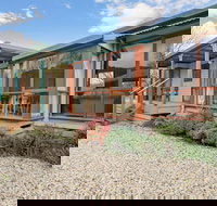 R  R in Bright - Short walk to town - Accommodation Resorts