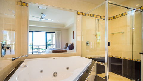 LUXE At Sanctuary Cove - Accommodation Resorts 3