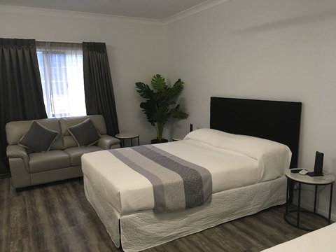 Escape On Lake - Accommodation Resorts 5