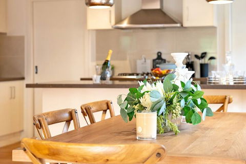 AUJOY 4 Bed Townhouse Glen Waverley - Accommodation Resorts 4