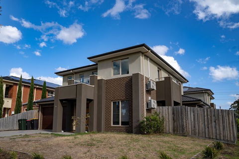 AUJOY 4 Bed Townhouse Glen Waverley - Accommodation Resorts 1
