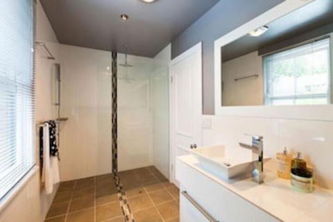 Spacious City 2 BR House Fit 6 PP - Accommodation Resorts 4