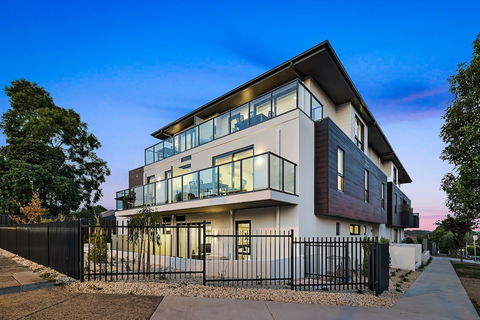 Manhattan Apartments - Notting Hill - Accommodation Resorts 1