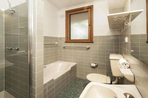 Alpine House Views Over Lake Jindabyne & The Snowy Mountains - Accommodation Resorts 3
