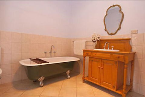 Charlie Bates Cottage - Accommodation Resorts 3