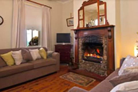 Charlie Bates Cottage - Accommodation Resorts 2