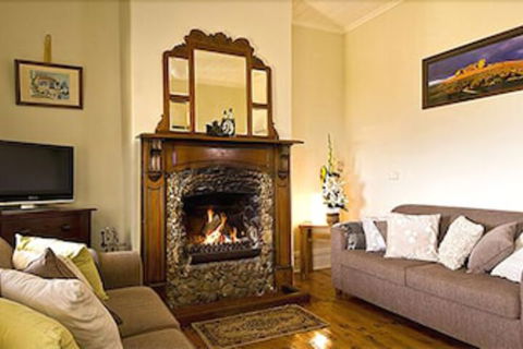 Charlie Bates Cottage - Accommodation Resorts 1