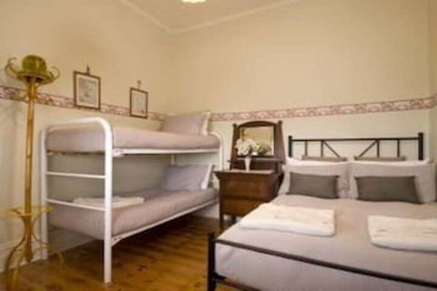 Charlie Bates Cottage - Accommodation Resorts 4