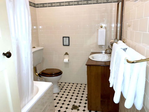 The Chalet Guesthouse And Studio - Accommodation Resorts 5