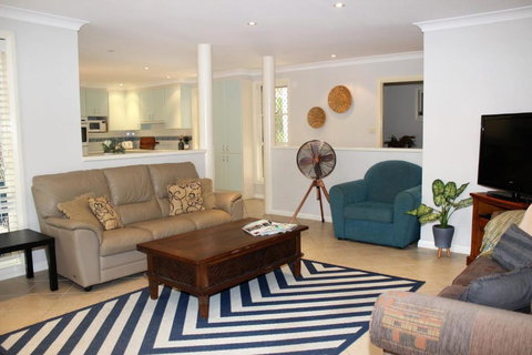 FRANGIPANI BEACH HOUSE PET FRIENDLY 22 Belbourie Cres Boomerang Beach - Accommodation Resorts 6