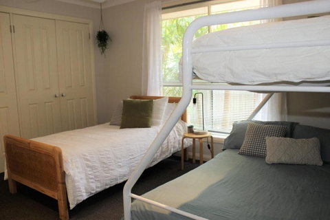 FRANGIPANI BEACH HOUSE PET FRIENDLY 22 Belbourie Cres Boomerang Beach - Accommodation Resorts 1