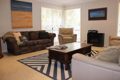 FRANGIPANI BEACH HOUSE PET FRIENDLY 22 Belbourie Cres Boomerang Beach - Accommodation Resorts 4