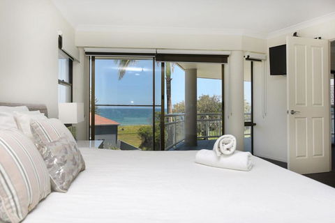 BEACHSIDE MANOR Walk To The Beach - Accommodation Resorts 3