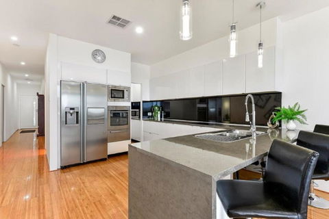 BENGALEE EXECUTIVE TOWNHOUSE MODERN & STYLISH - Accommodation Resorts 5