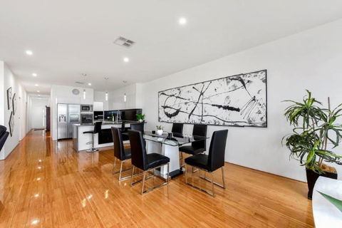 BENGALEE EXECUTIVE TOWNHOUSE MODERN & STYLISH - Accommodation Resorts 3